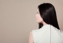 كيفية تنظيف بشرة الشباب بفعالية ولطف